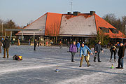 Eisstockschiessen und Schlittschuh fahren auf dem Ostparksee (Foto: Martin Schmitz)